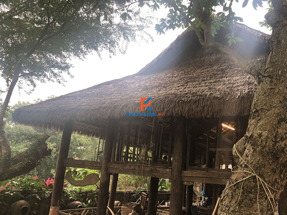  thi công phần mái của nhà sàn sử dụng tranh nhân tạo để lợp mái nhà sàn